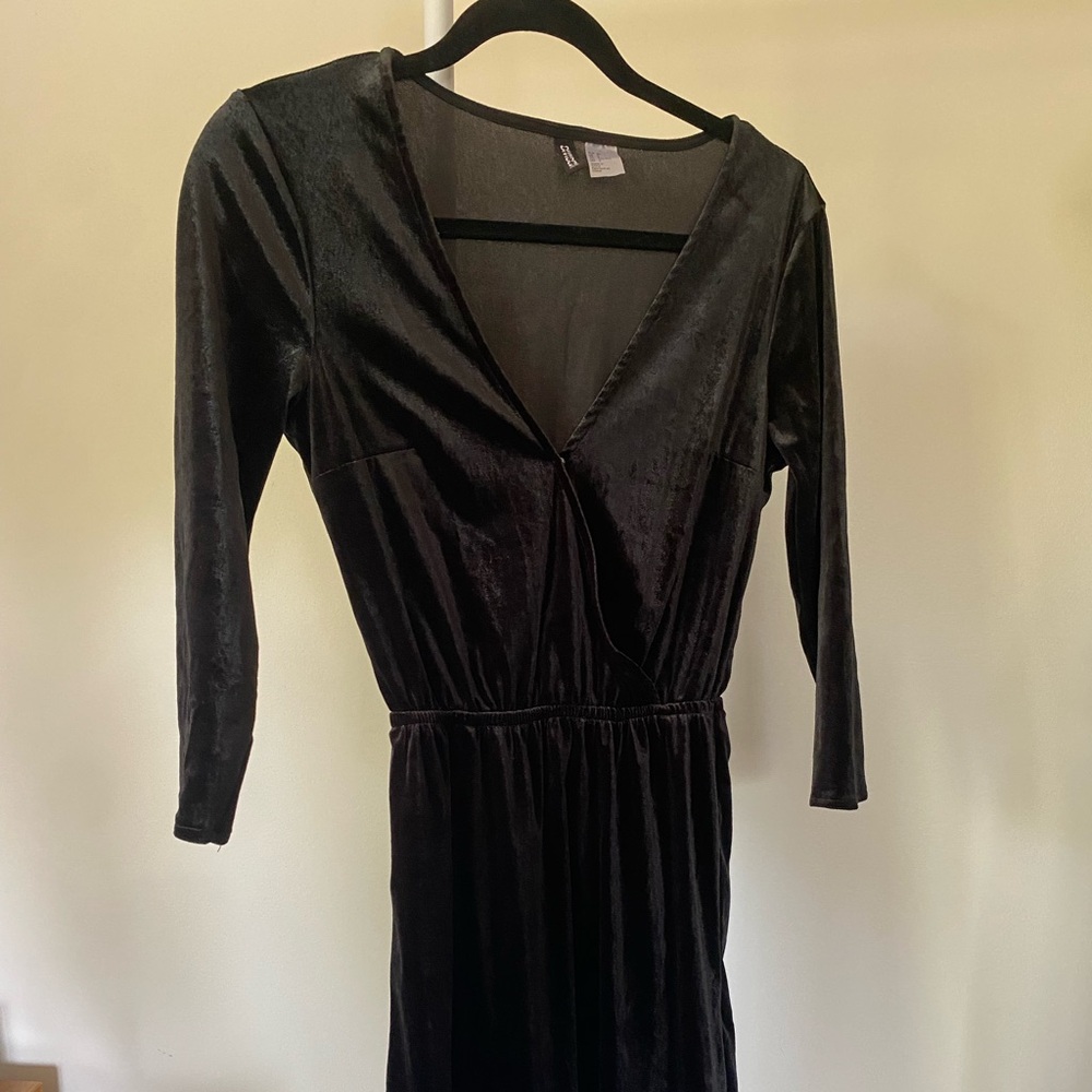 H&M black velvet long sleeve mini dress